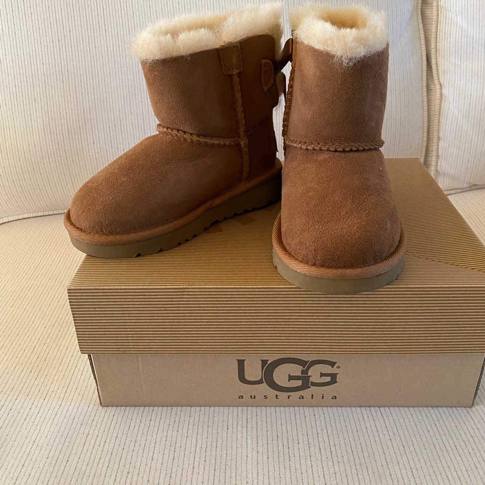 Uggs toddler T mini Bailey bow boots size 8 brand new ! Beige with fur inside